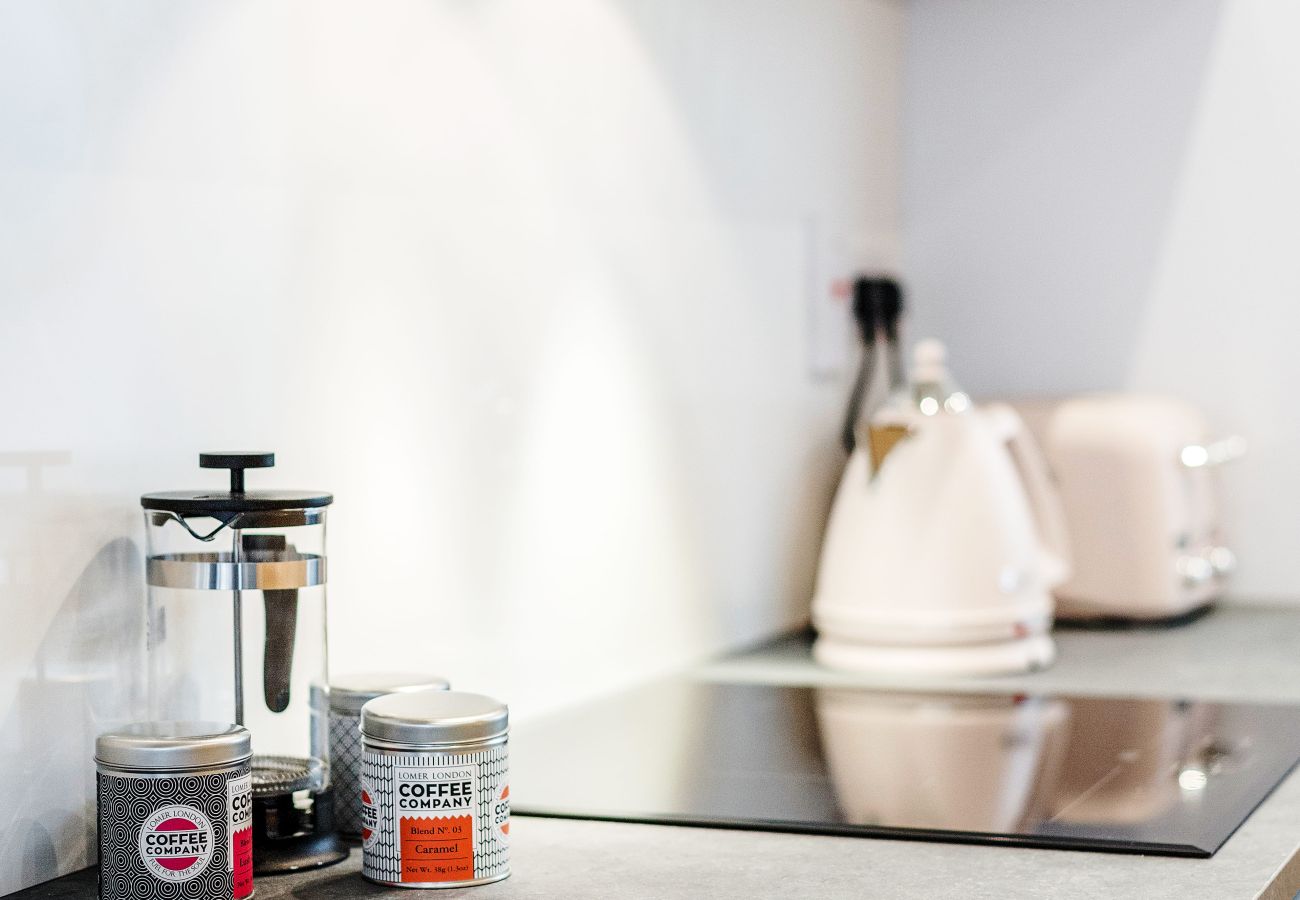 Apartment in London - Bermondsey Hideaway | Sleeps 8 | Wild Roses