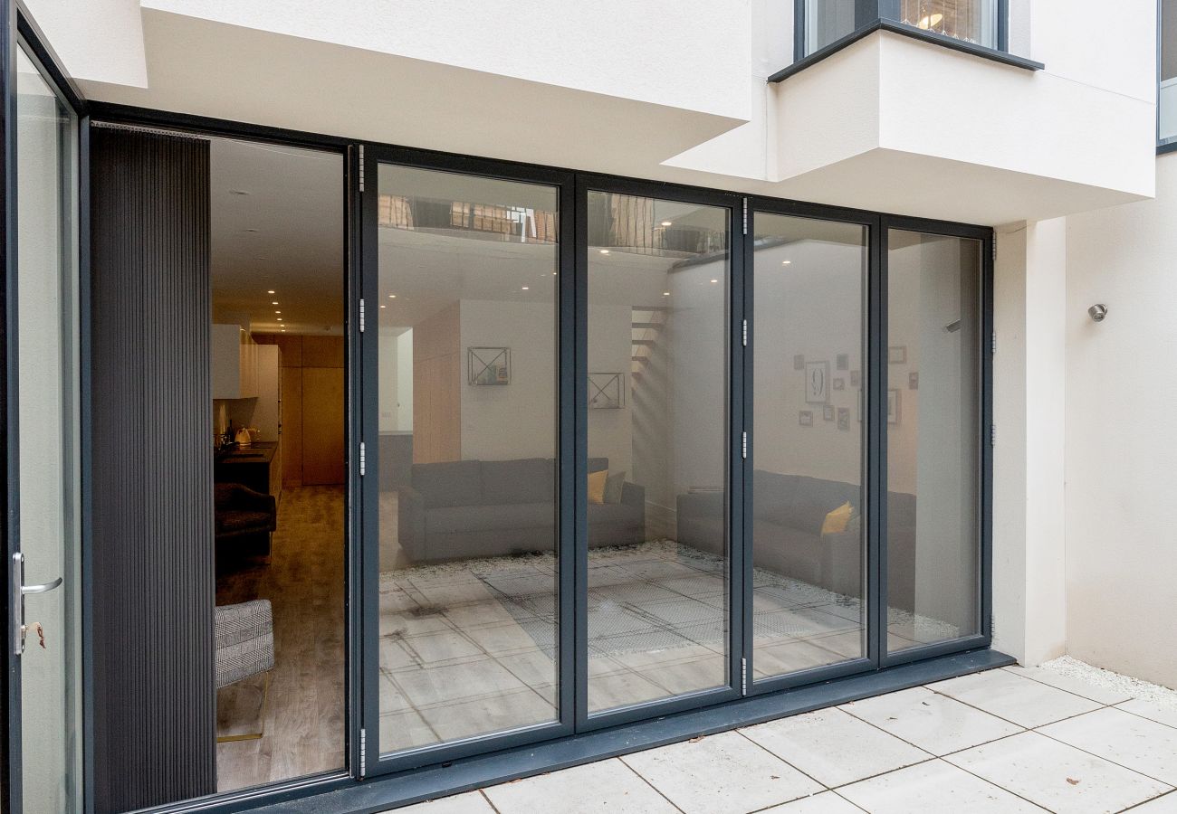 Apartment in London - Bermondsey Hideaway | Sleeps 8 | Wild Roses