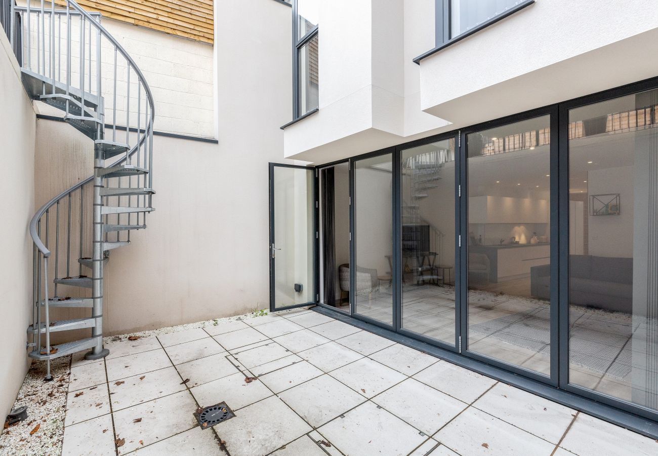 Apartment in London - Bermondsey Hideaway | Sleeps 8 | Wild Roses