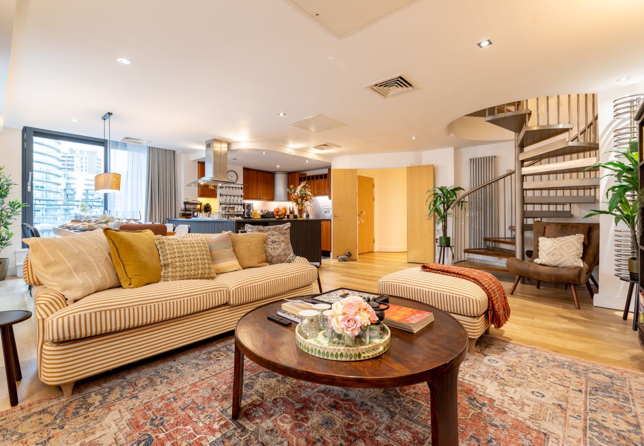 Apartment in London - Wild Roses Duplex Penthouse with Marina Views & Private Jacuzzi