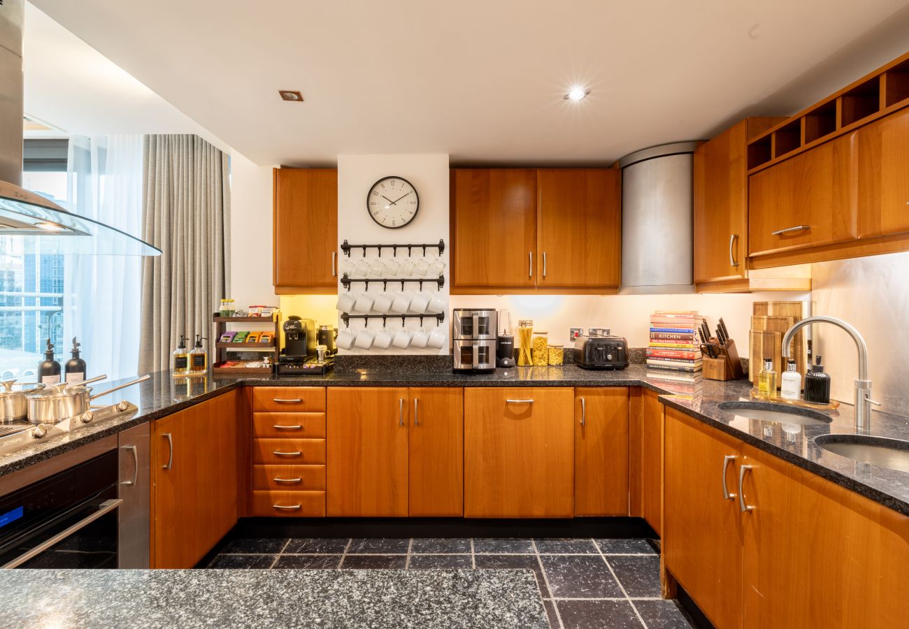 Apartment in London - Wild Roses Duplex Penthouse with Marina Views & Private Jacuzzi