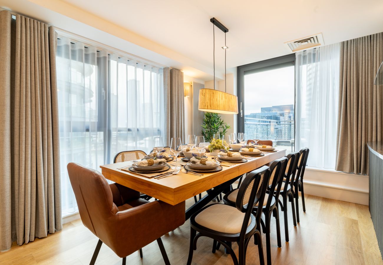 Apartment in London - Wild Roses Duplex Penthouse with Marina Views & Private Jacuzzi