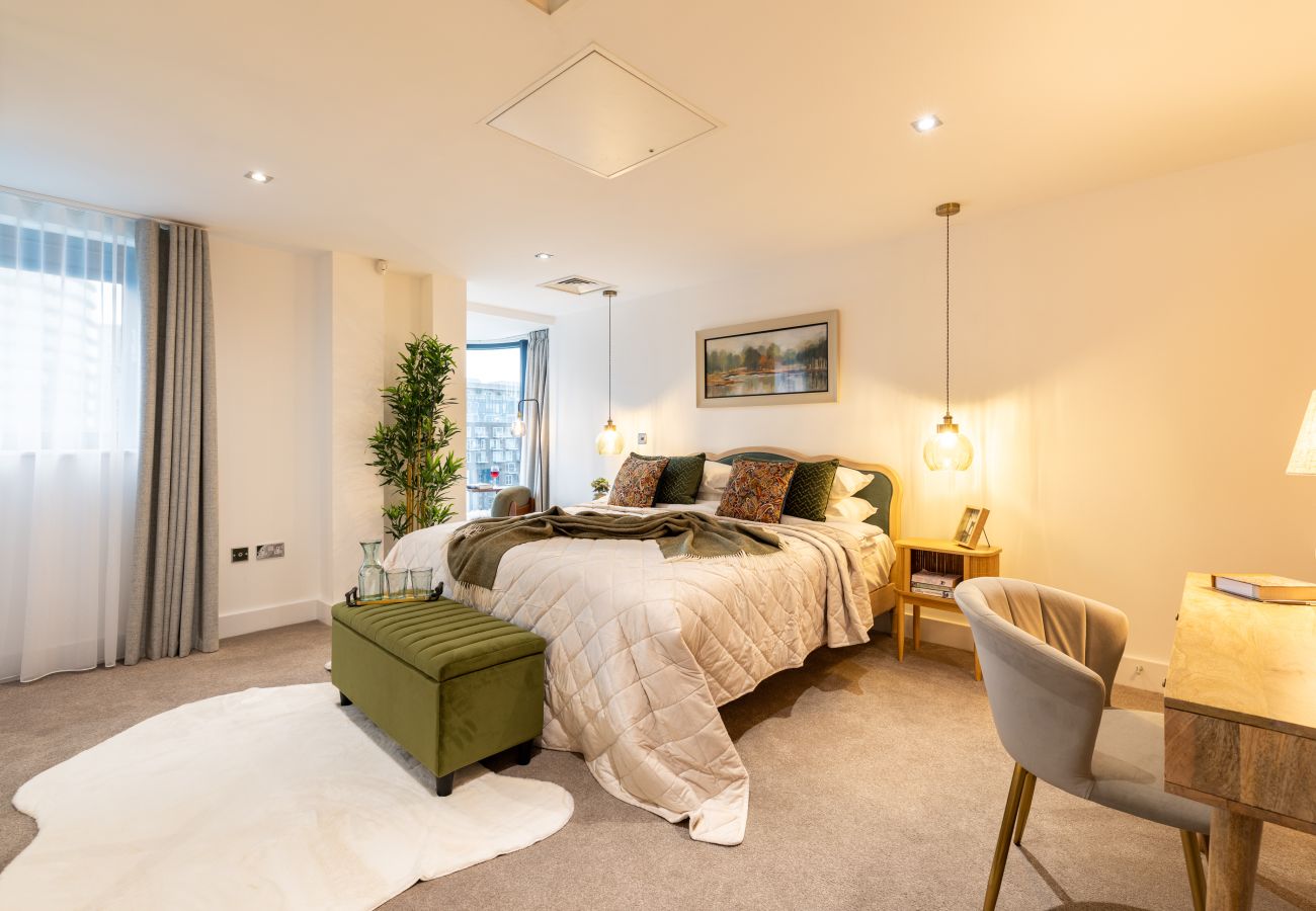 Apartment in London - Wild Roses Duplex Penthouse with Marina Views & Private Jacuzzi