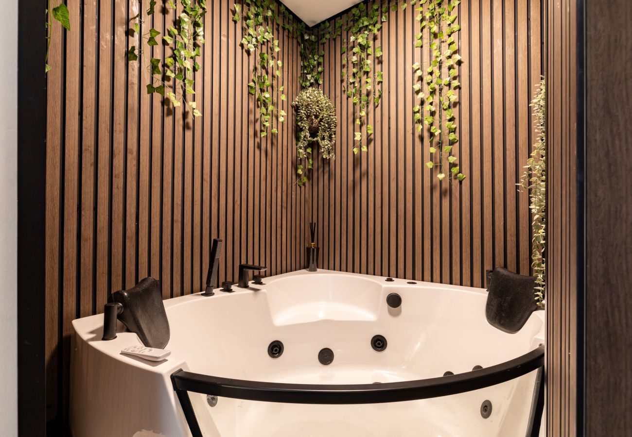 Apartment in London - Wild Roses Duplex Penthouse with Marina Views & Private Jacuzzi