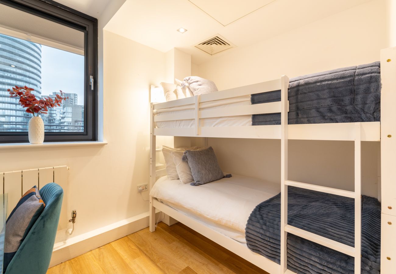 Apartment in London - Wild Roses Duplex Penthouse with Marina Views & Private Jacuzzi