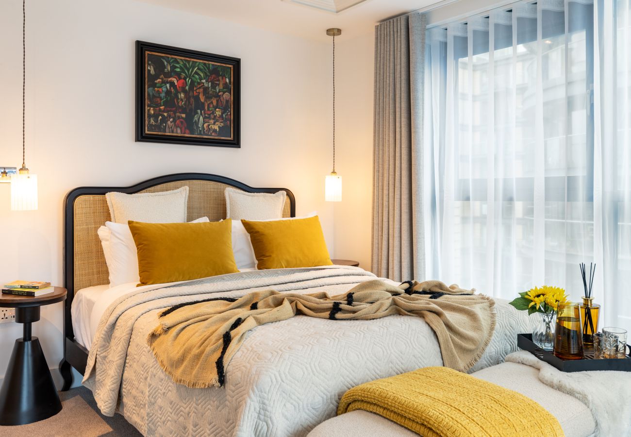 Apartment in London - Wild Roses Duplex Penthouse with Marina Views & Private Jacuzzi