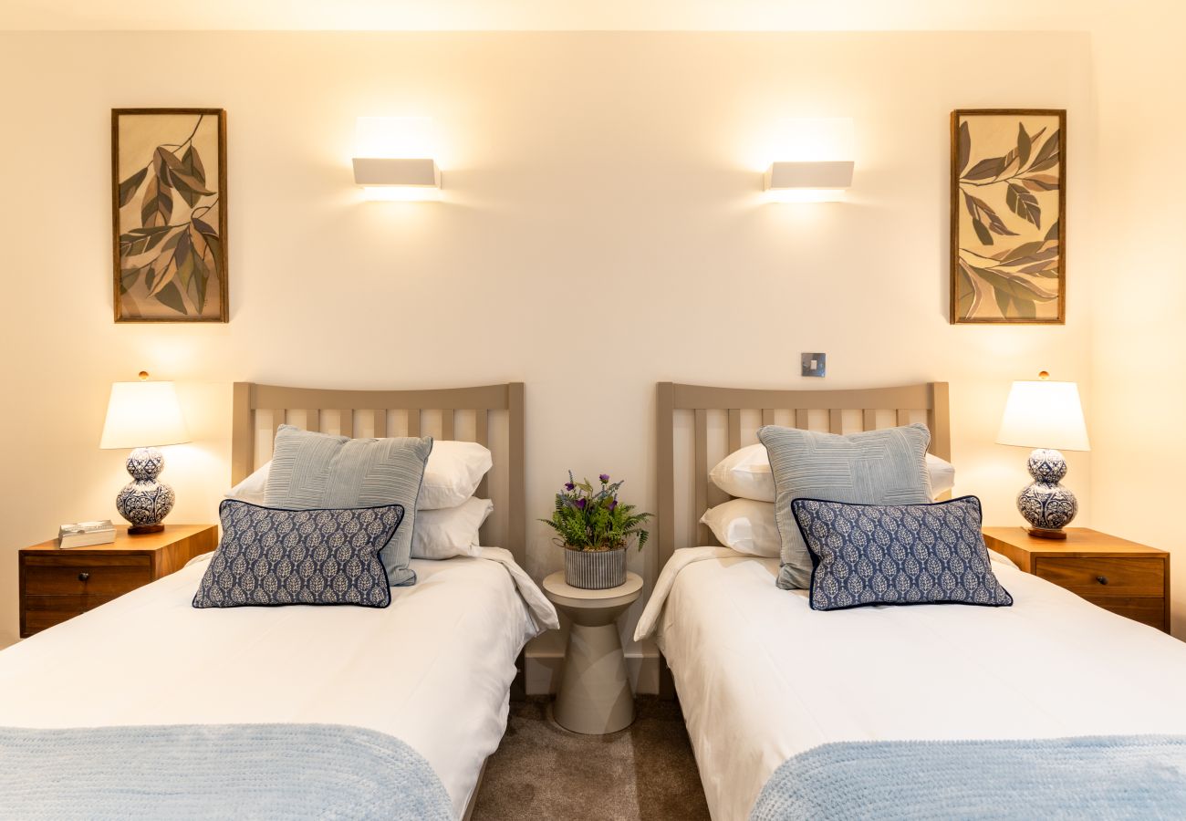 Apartment in London - Wild Roses Duplex Penthouse with Marina Views & Private Jacuzzi