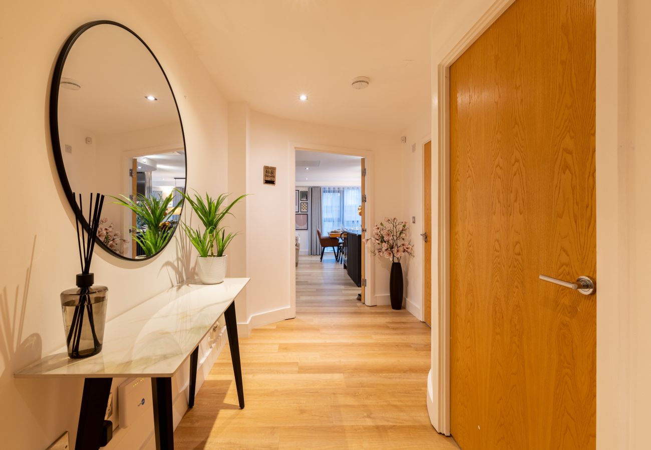 Apartment in London - Wild Roses Duplex Penthouse with Marina Views & Private Jacuzzi