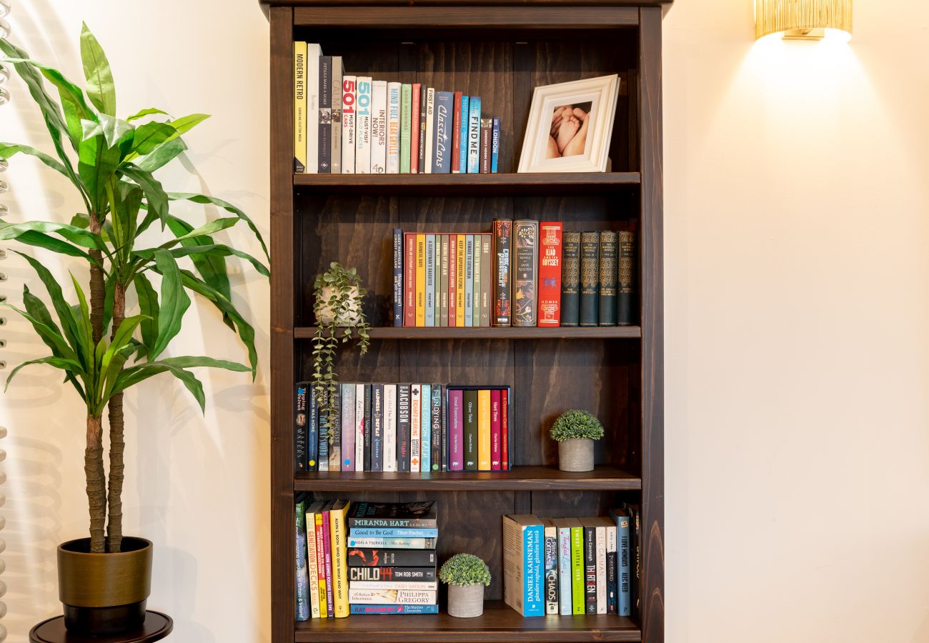 Apartment in London - Wild Roses Duplex Penthouse with Marina Views & Private Jacuzzi