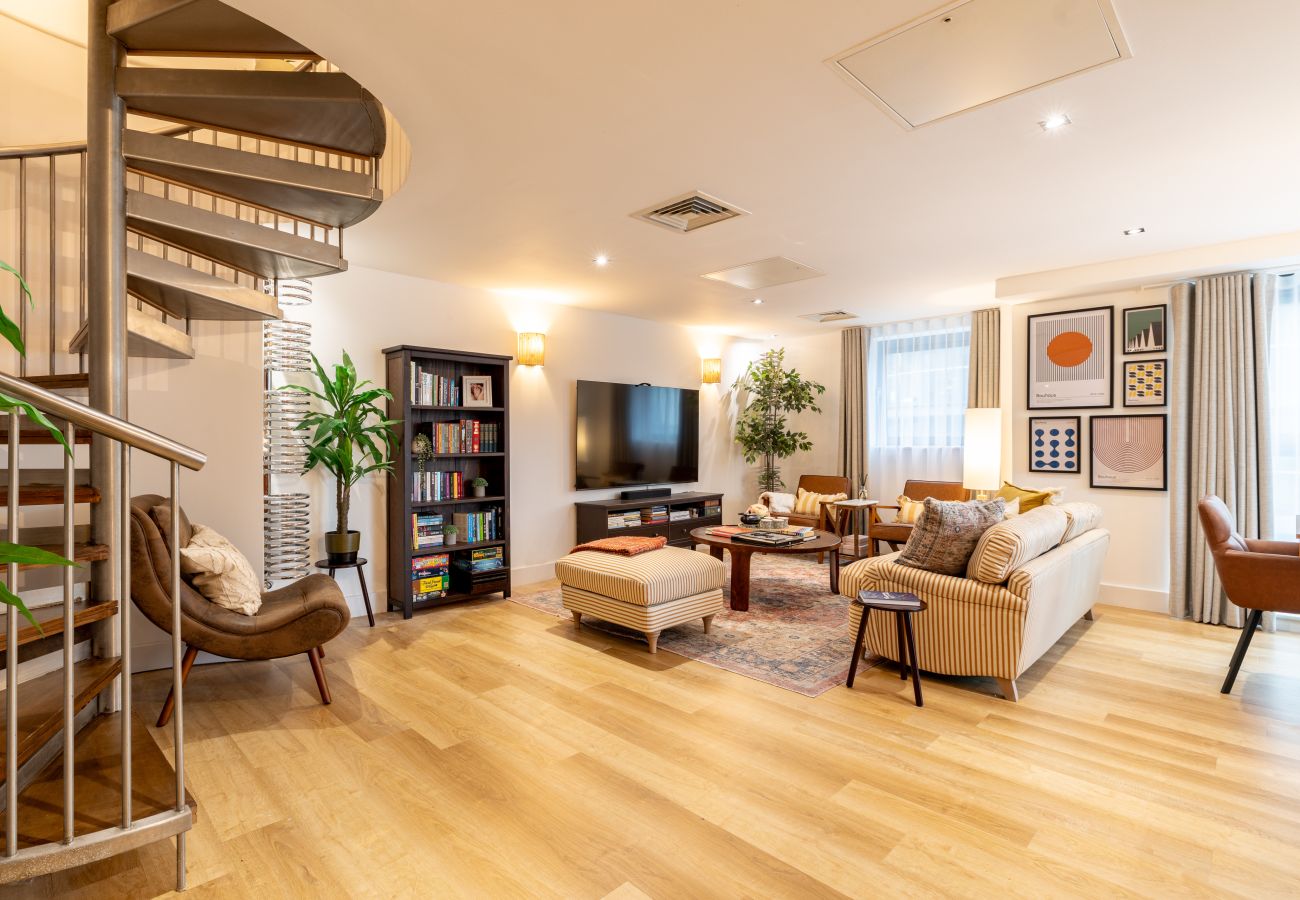 Apartment in London - Wild Roses Duplex Penthouse with Marina Views & Private Jacuzzi