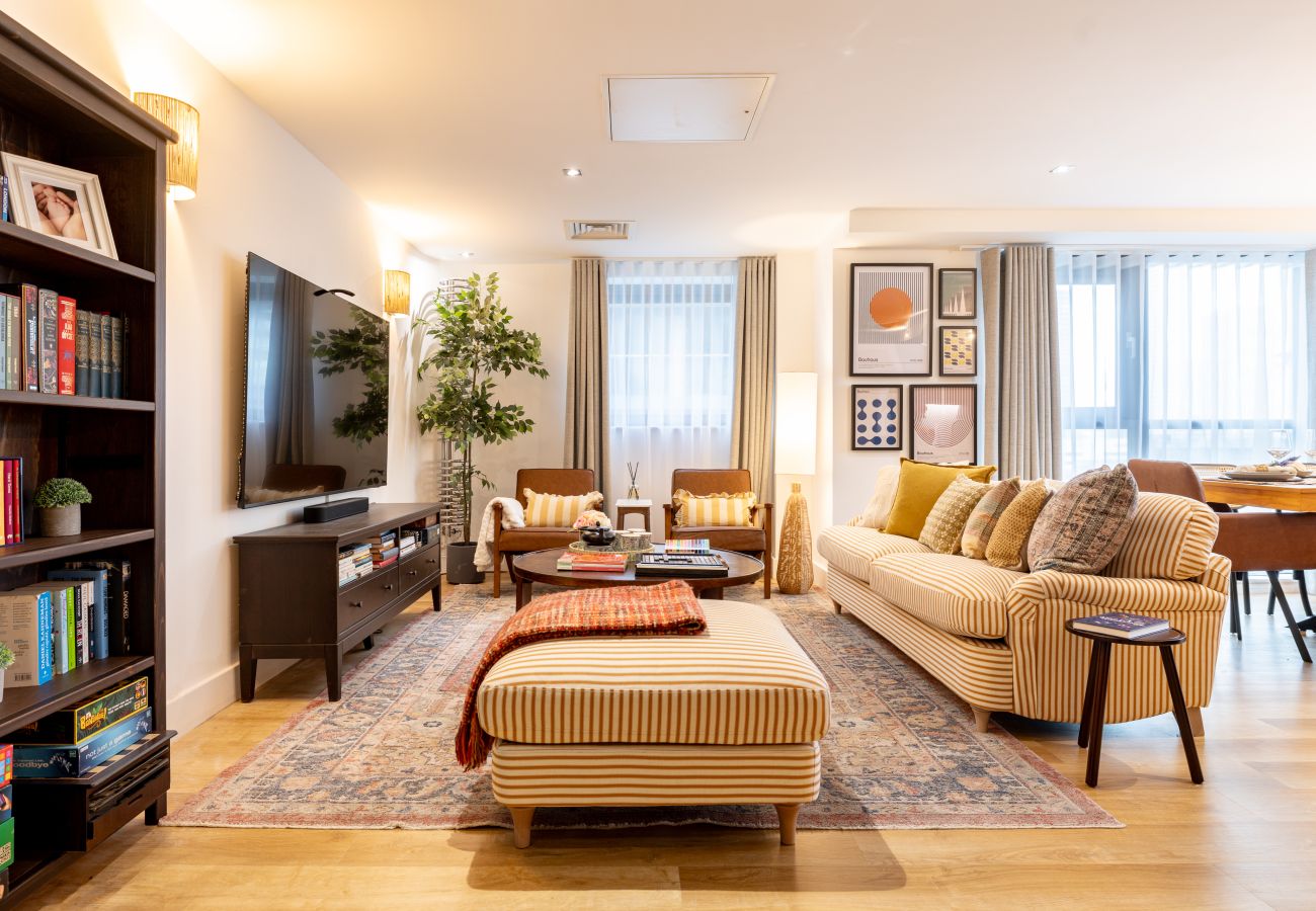 Apartment in London - Wild Roses Duplex Penthouse with Marina Views & Private Jacuzzi