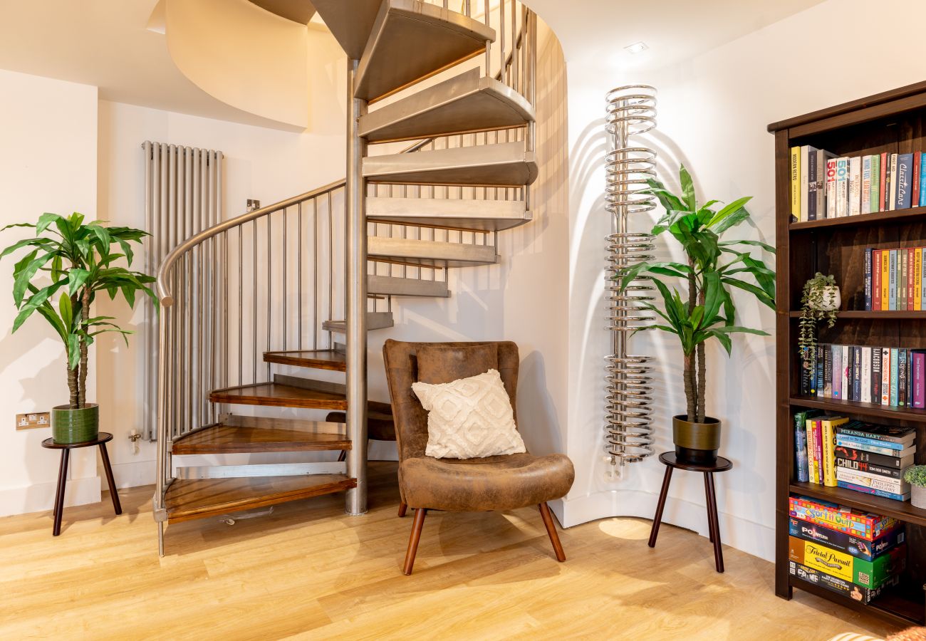 Apartment in London - Wild Roses Duplex Penthouse with Marina Views & Private Jacuzzi