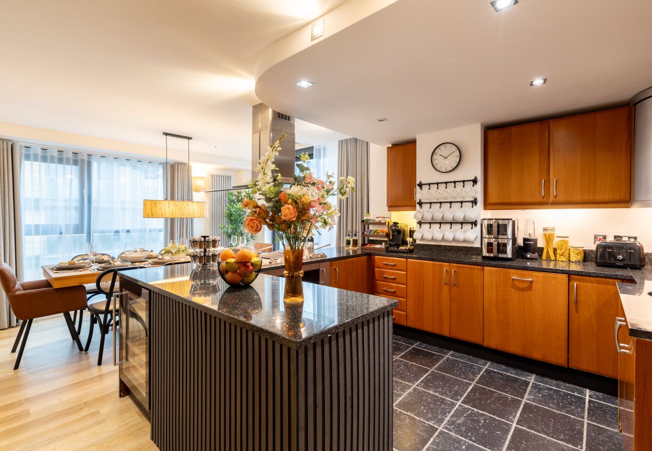 Apartment in London - Wild Roses Duplex Penthouse with Marina Views & Private Jacuzzi