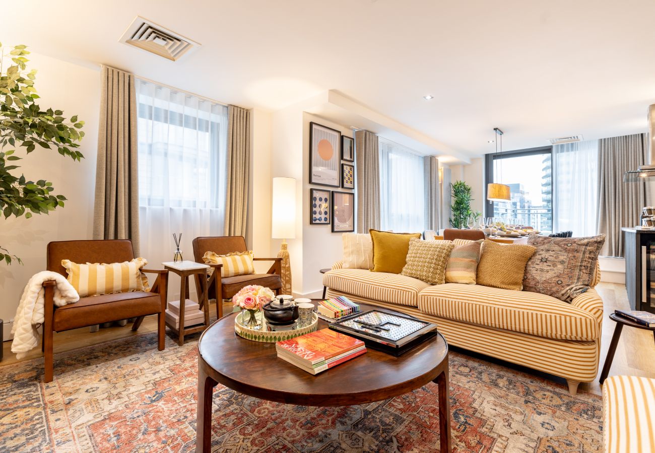 Apartment in London - Wild Roses Duplex Penthouse with Marina Views & Private Jacuzzi