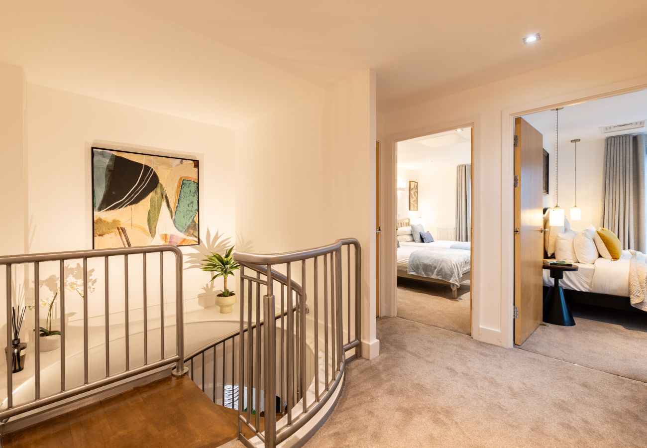 Apartment in London - Wild Roses Duplex Penthouse with Marina Views & Private Jacuzzi