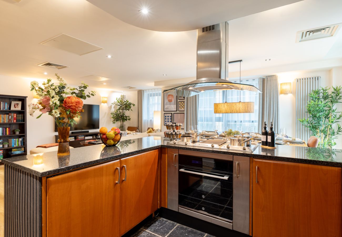 Apartment in London - Wild Roses Duplex Penthouse with Marina Views & Private Jacuzzi