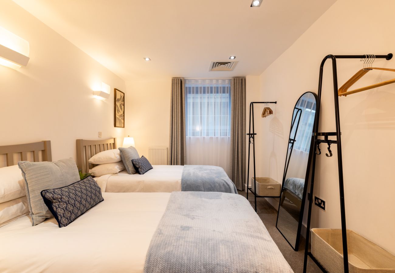 Apartment in London - Wild Roses Duplex Penthouse with Marina Views & Private Jacuzzi