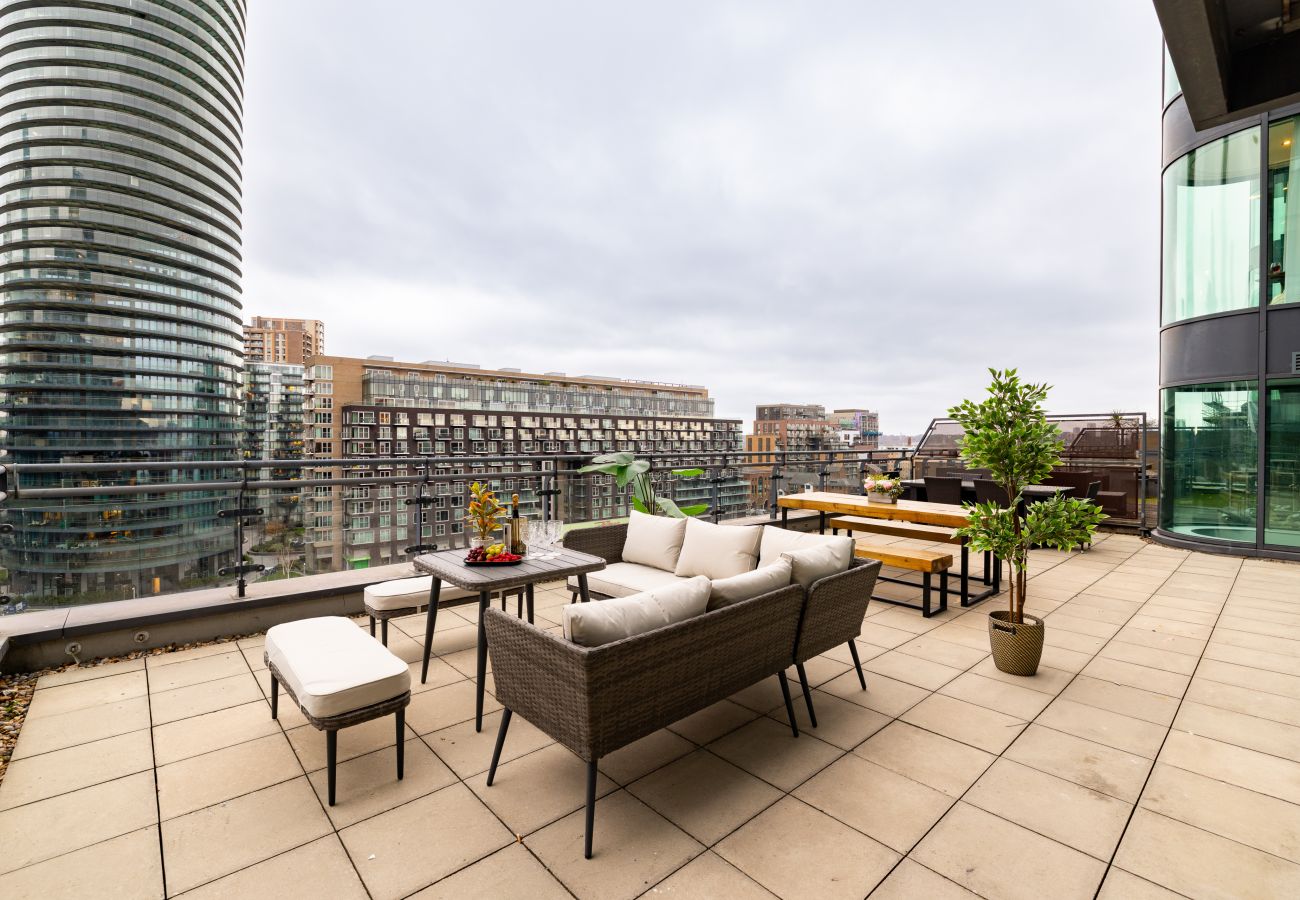 Apartment in London - Wild Roses Duplex Penthouse with Marina Views & Private Jacuzzi