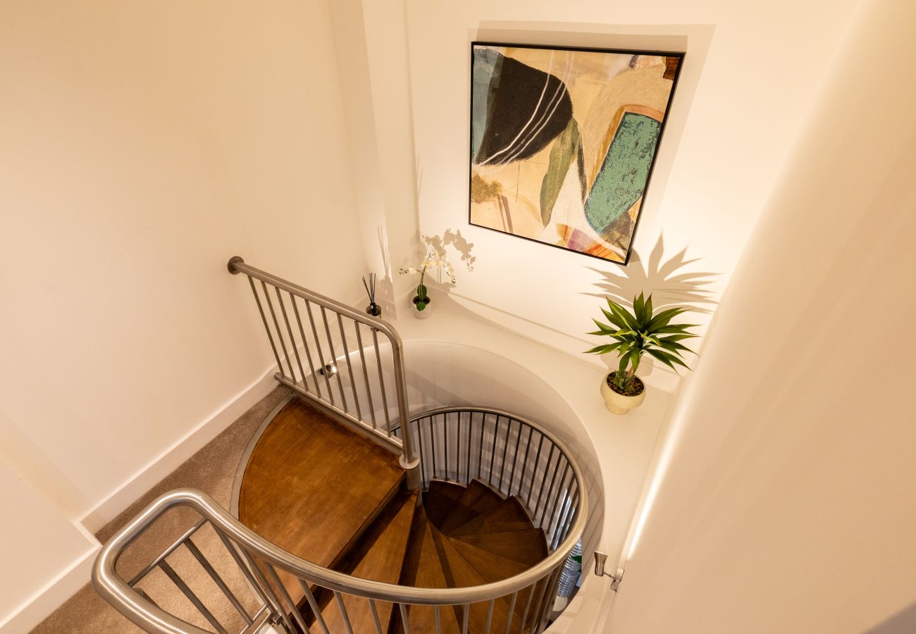 Apartment in London - Wild Roses Duplex Penthouse with Marina Views & Private Jacuzzi