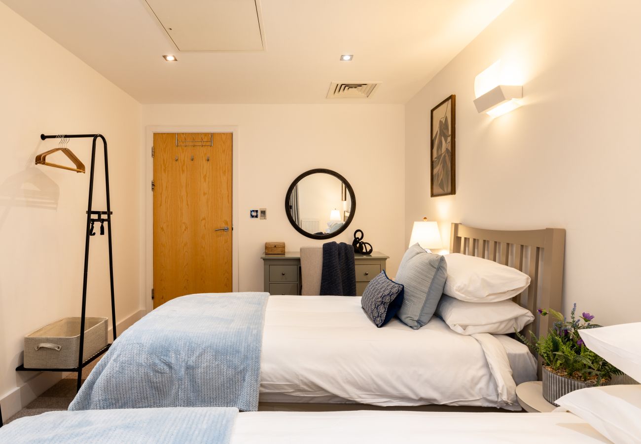 Apartment in London - Wild Roses Duplex Penthouse with Marina Views & Private Jacuzzi