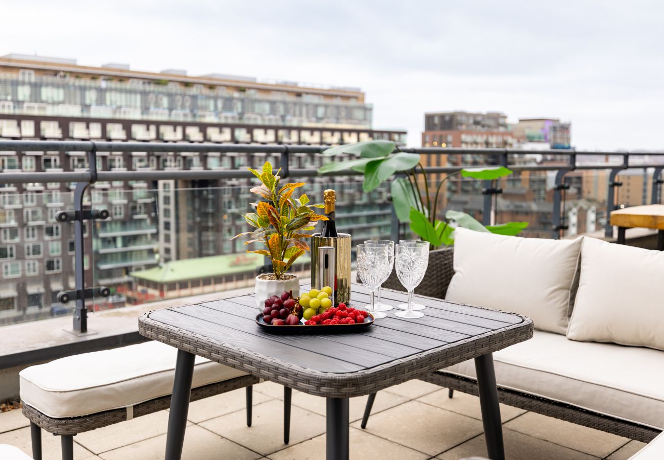 Apartment in London - Wild Roses Duplex Penthouse with Marina Views & Private Jacuzzi