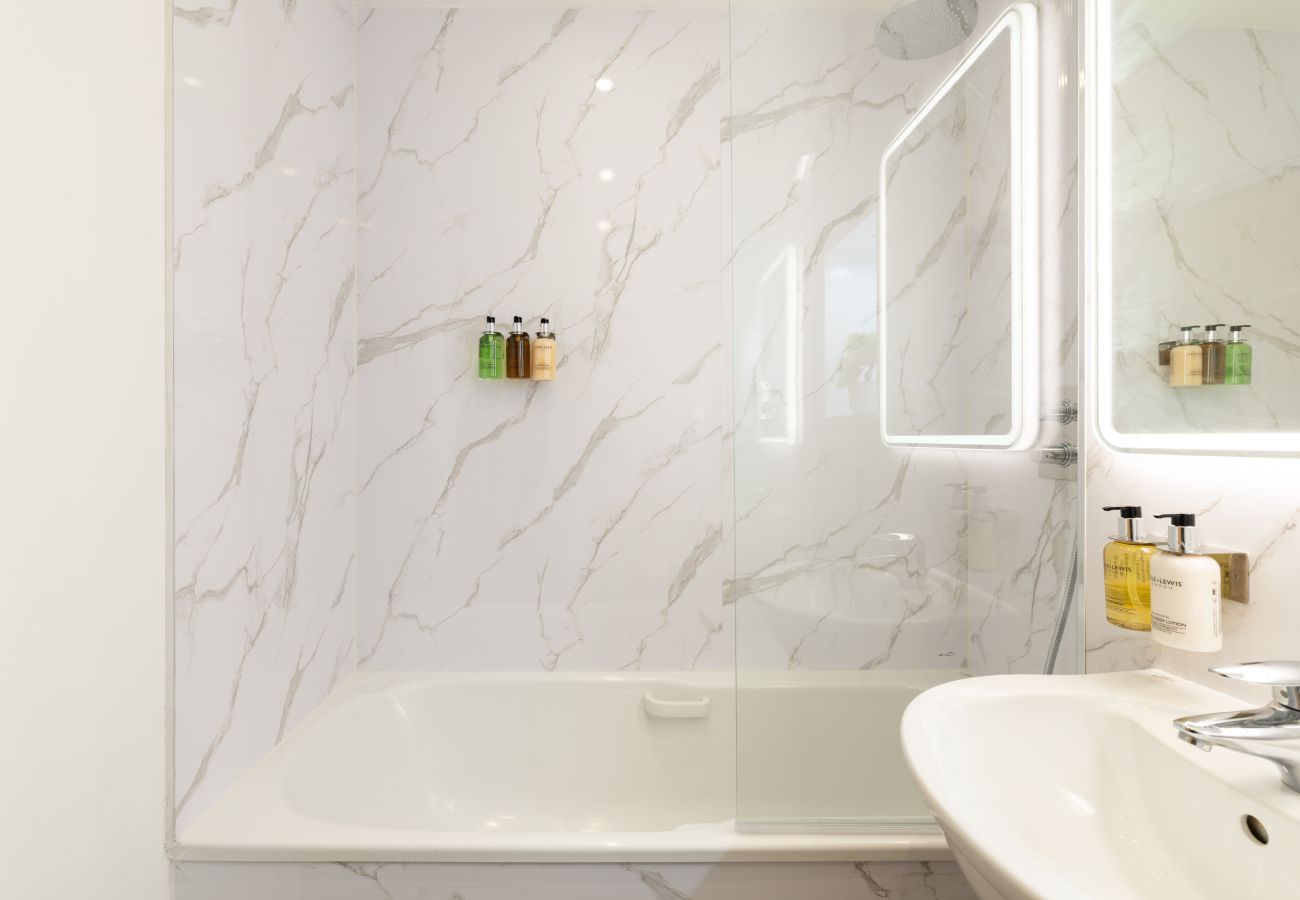 Apartment in London - Wild Roses Duplex Penthouse with Marina Views & Private Jacuzzi