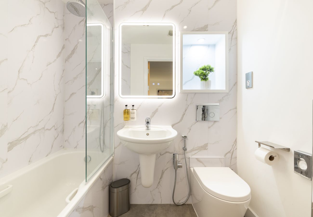 Apartment in London - Wild Roses Duplex Penthouse with Marina Views & Private Jacuzzi