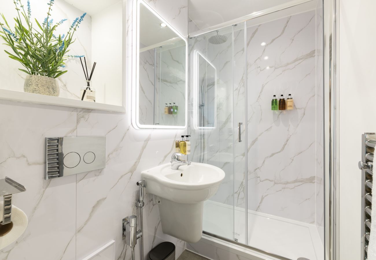 Apartment in London - Wild Roses Duplex Penthouse with Marina Views & Private Jacuzzi