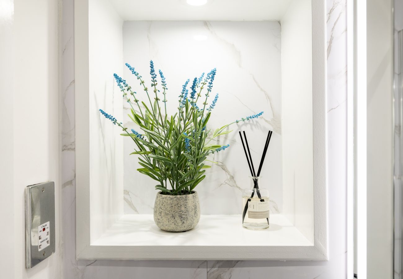 Apartment in London - Wild Roses Duplex Penthouse with Marina Views & Private Jacuzzi