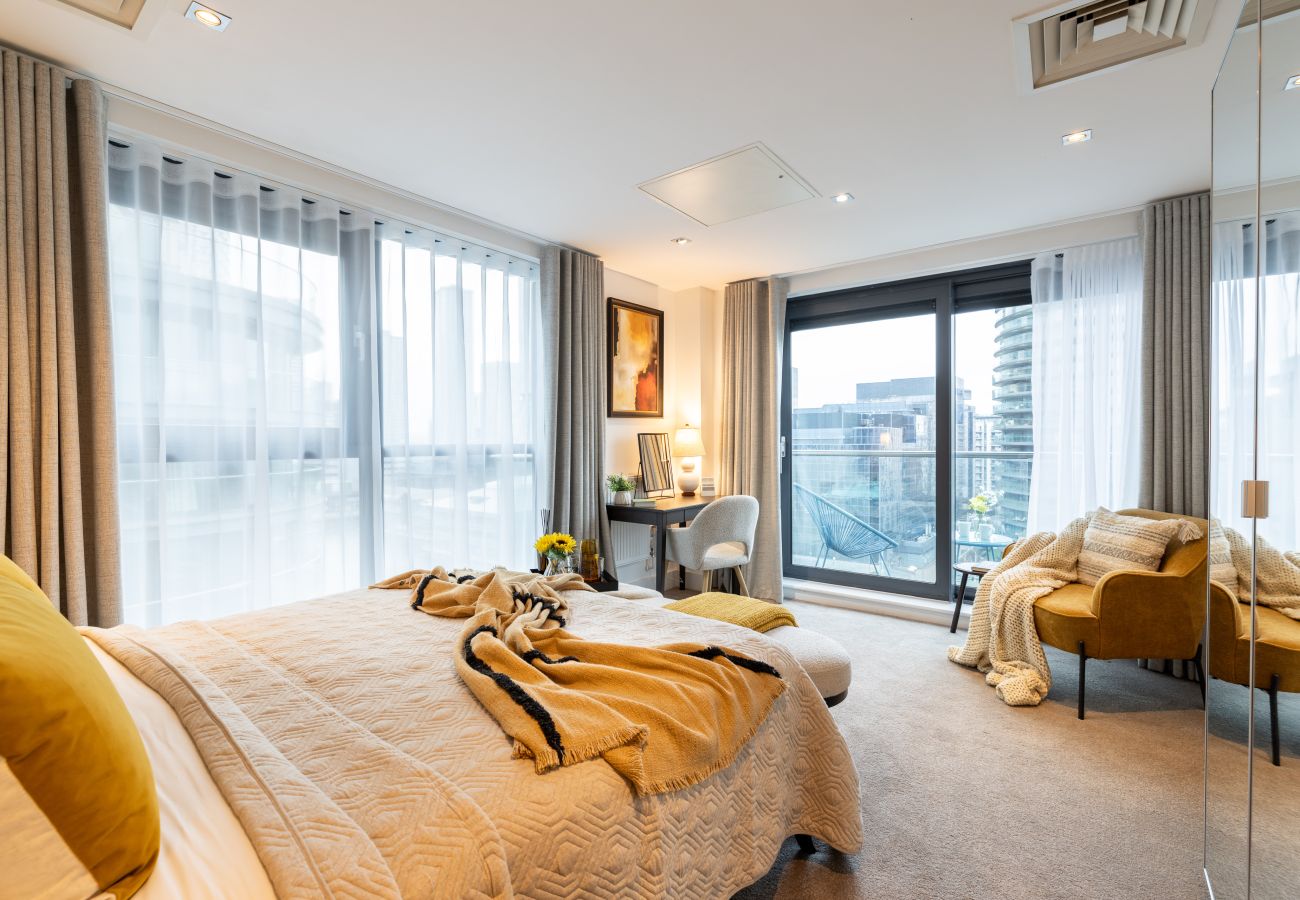 Apartment in London - Wild Roses Duplex Penthouse with Marina Views & Private Jacuzzi