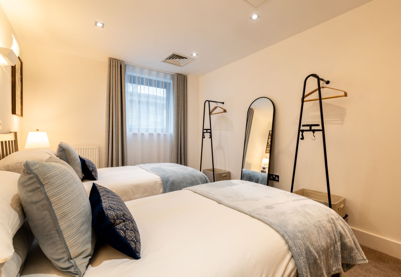 Apartment in London - Wild Roses Duplex Penthouse with Marina Views & Private Jacuzzi