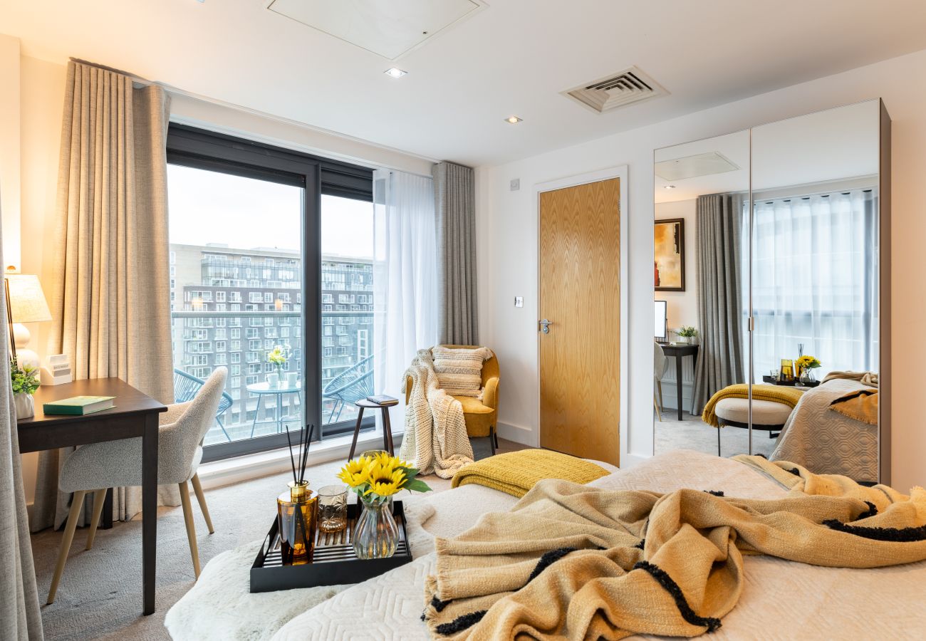 Apartment in London - Wild Roses Duplex Penthouse with Marina Views & Private Jacuzzi