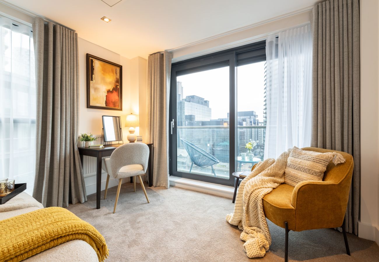 Apartment in London - Wild Roses Duplex Penthouse with Marina Views & Private Jacuzzi