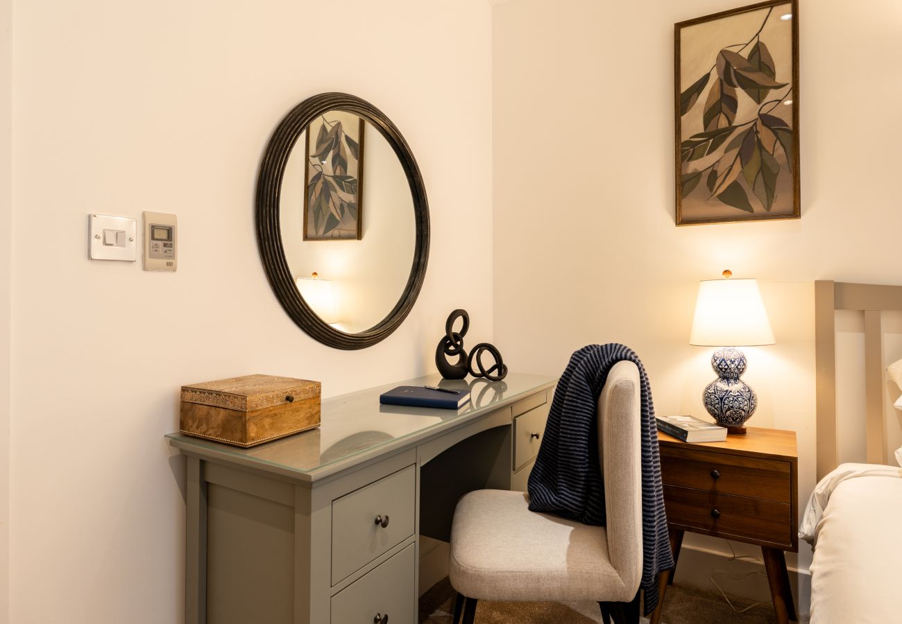 Apartment in London - Wild Roses Duplex Penthouse with Marina Views & Private Jacuzzi