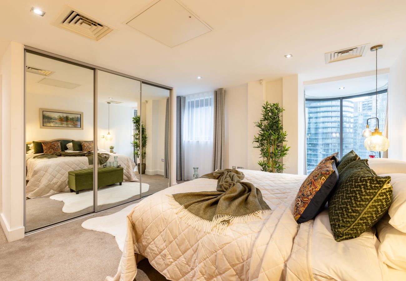 Apartment in London - Wild Roses Duplex Penthouse with Marina Views & Private Jacuzzi