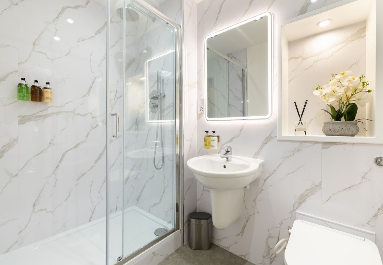 Apartment in London - Wild Roses Duplex Penthouse with Marina Views & Private Jacuzzi