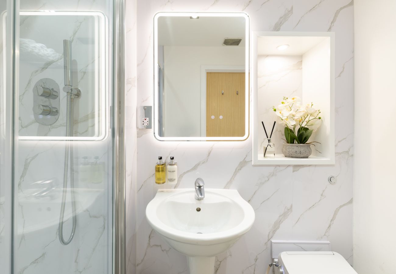 Apartment in London - Wild Roses Duplex Penthouse with Marina Views & Private Jacuzzi