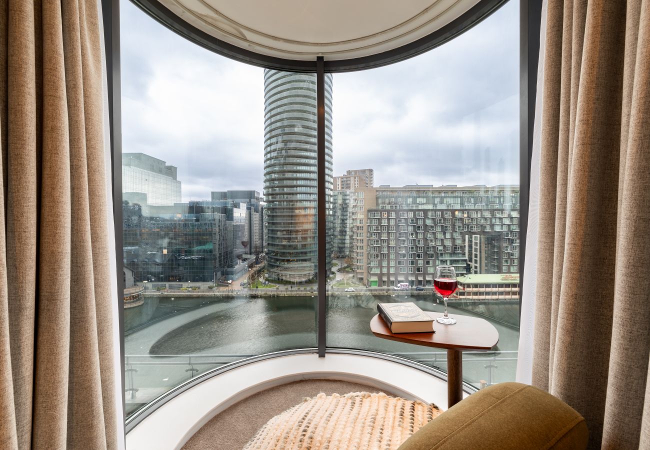 Apartment in London - Wild Roses Duplex Penthouse with Marina Views & Private Jacuzzi