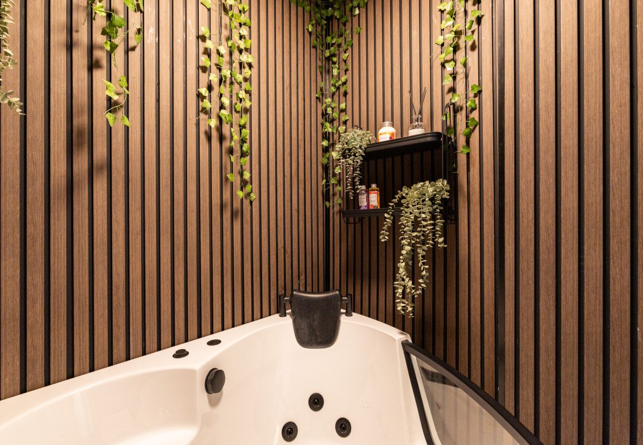 Apartment in London - Wild Roses Duplex Penthouse with Marina Views & Private Jacuzzi