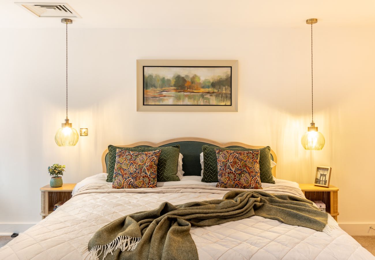 Apartment in London - Wild Roses Duplex Penthouse with Marina Views & Private Jacuzzi