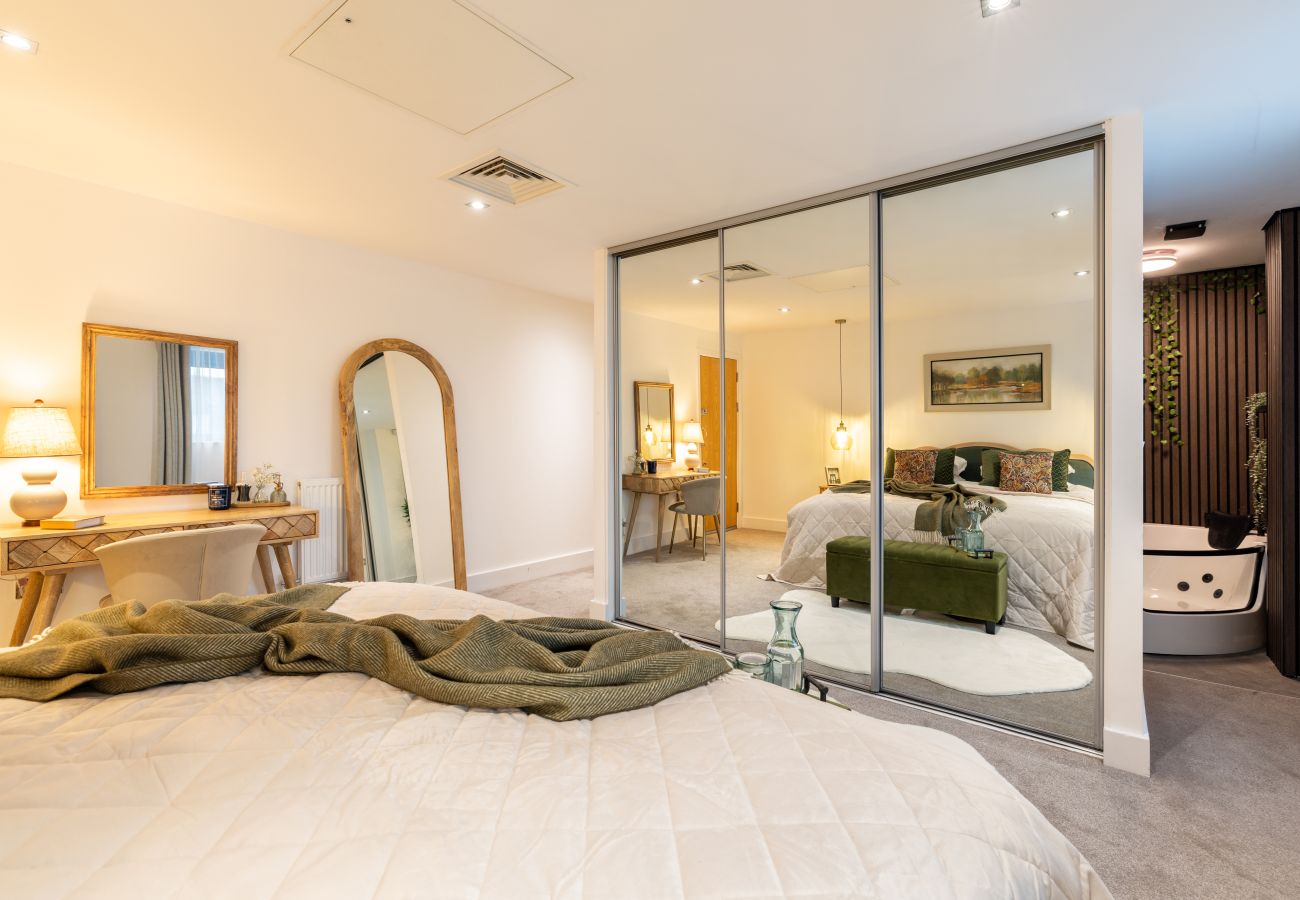 Apartment in London - Wild Roses Duplex Penthouse with Marina Views & Private Jacuzzi