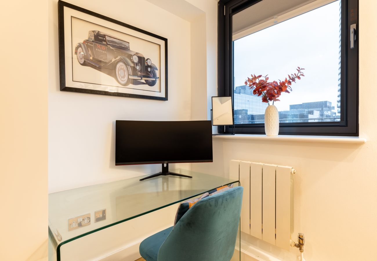 Apartment in London - Wild Roses Duplex Penthouse with Marina Views & Private Jacuzzi