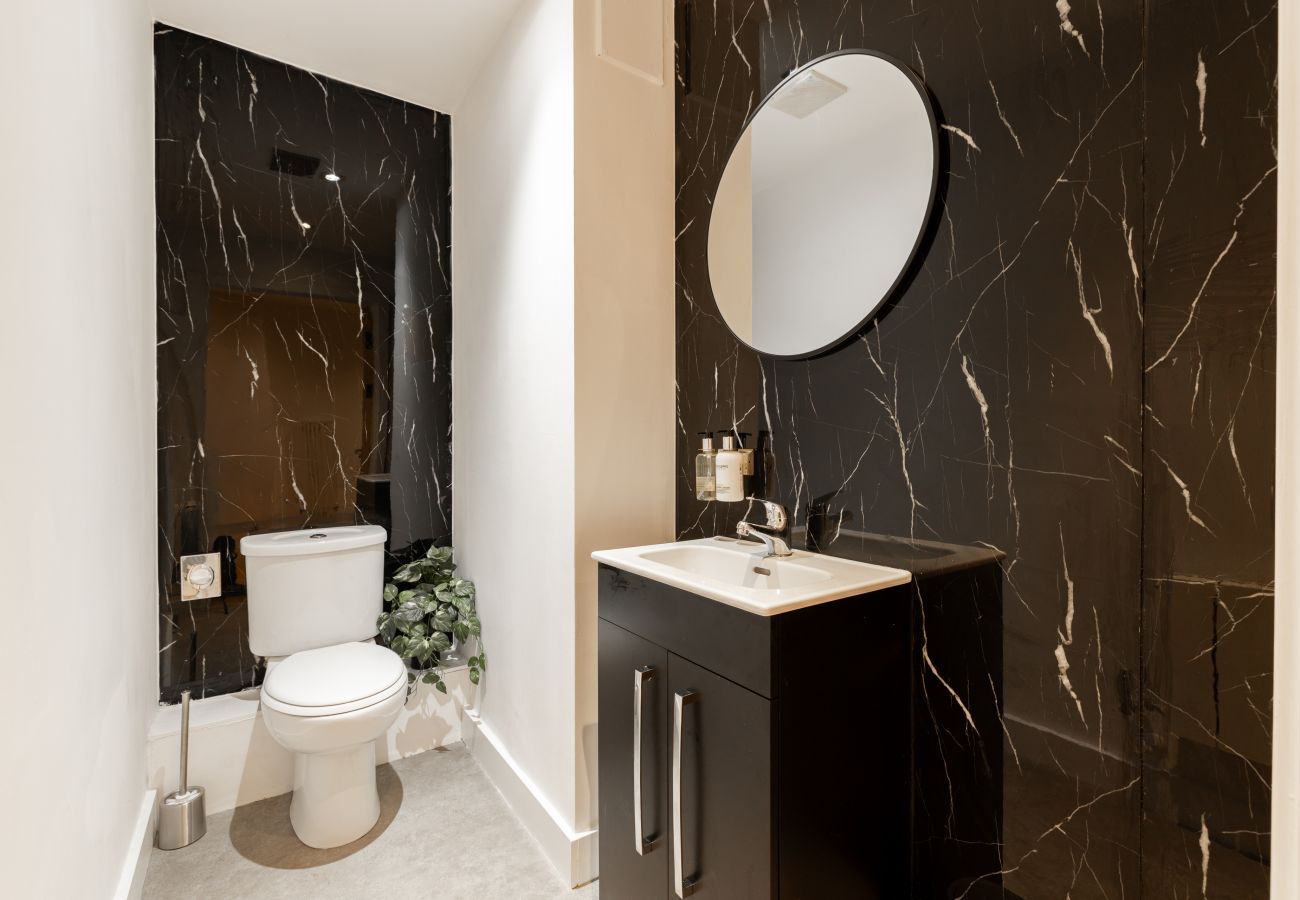 Apartment in London - Wild Roses Duplex Penthouse with Marina Views & Private Jacuzzi